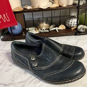 Clarks navy Leather Slip-On Loafers with Stitch and button Detail size 9